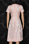 女性のビンテージ 50 年代ライト ピンク花ブロケード半袖カクテル ドレス