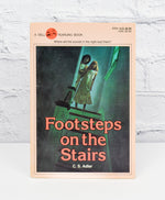 1984 年版 - FOOTSTEPS ON THE STAIRS - CS アドラー - ペーパーバック本