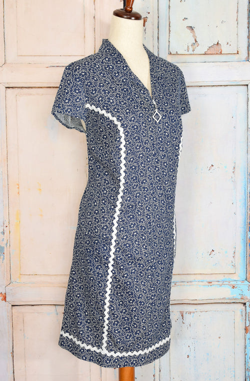 女性のビンテージ 60 年代のモッズ ブルー/ホワイト フローラル フロント ジッパー シフト ドレス