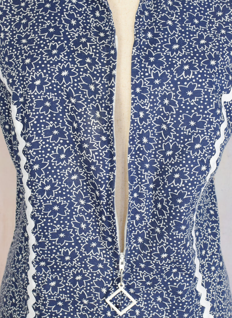 女性のビンテージ 60 年代のモッズ ブルー/ホワイト フローラル フロント ジッパー シフト ドレス