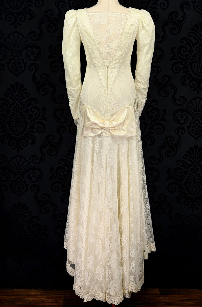 Vintage 80s Ivory ZURICON METHOD PRESTIGE Satin Lace Overlay High Low Barrio Boutique Vintage 80s Ivory ZURICON METHOD PRESTIGE Satin Lace Overlay High Low Barrio Boutique