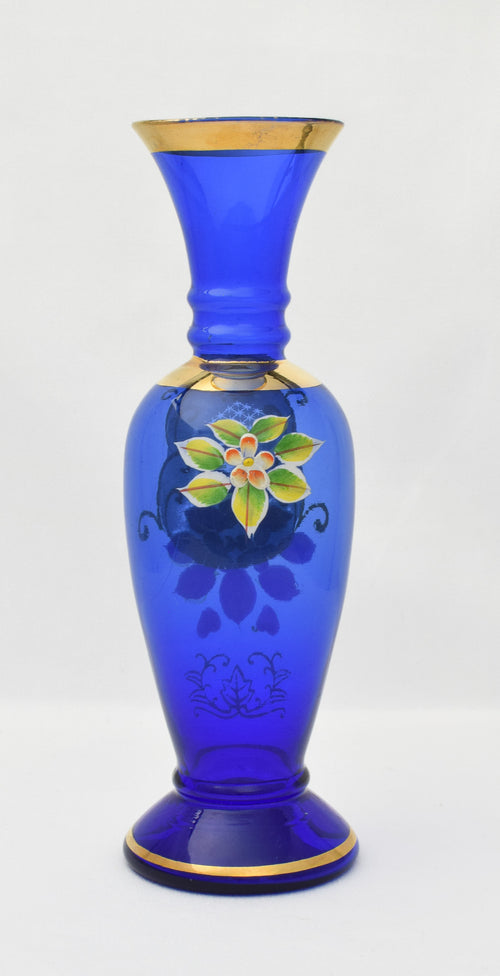 エナメル加工の花とゴールドのアクセントをあしらったブルー コバルト ガラスの花瓶