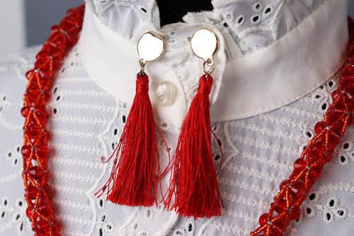 赤いビーズのかぎ針編みのネックレスと赤いタッセルのイヤリングのセット