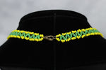 黄色と緑のかぎ針編みのビーズのネックレス